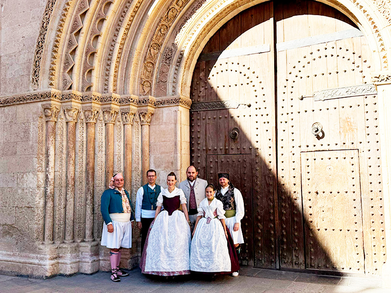 Жители Валенсии в традиционных костюмах праздника Fallas 